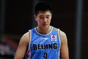 沙巴体育官网-上强度了！首节两队合计18次犯规 北京10次&amp;广厦8次